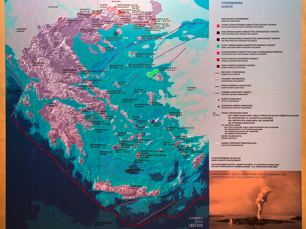 Une carte informative de la Grèce, qui montre les différents centres volcaniques âgés de la Grèce. Dans la zone nord se trouvent les volcans les plus anciens et dans la partie sud les volcans les plus jeunes avec Methana. Milos, Santorin et Nisyros. (Photo: Tobias Schorr)